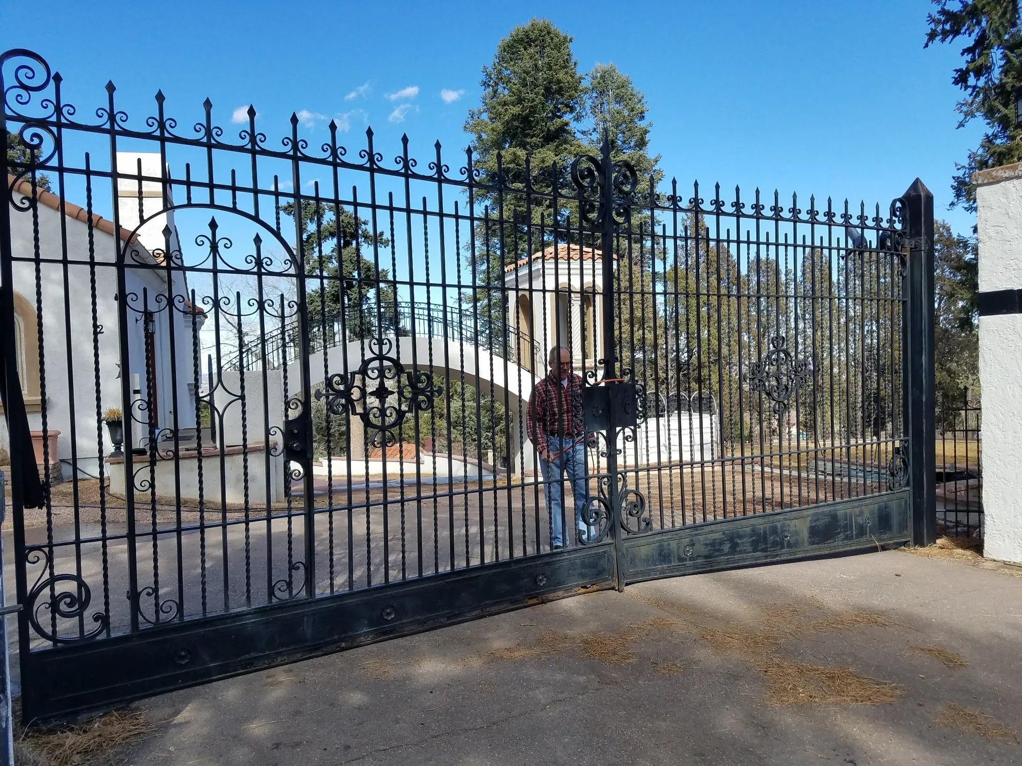 Grand iron driveway entry gate